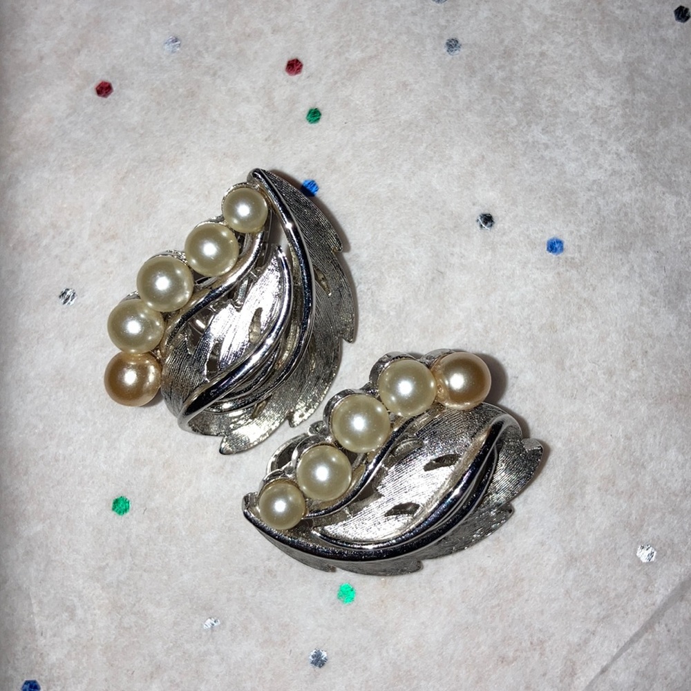 Vintage Trifari Silver Tone & Pearl clip Earrings